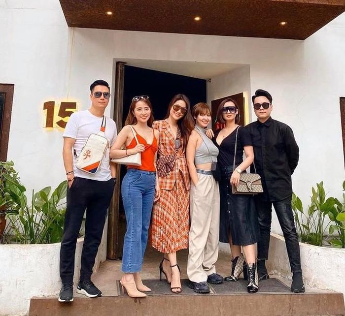 Mỗi lần tụ họp với bạn bè, Việt Anh và Quỳnh Nga thường đứng cạnh nhau. Theo cảm nhận của "cá sấu chúa", Việt Anh là người ga lăng, chín chắn và ấm áp. Cô cho biết anh luôn tỏ ra lịch thiệp và chiều chuộng các em.