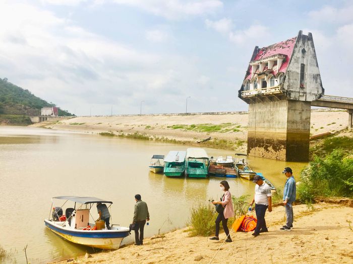 Du khách lên ca nô bắt đầu hành trình khám phá lòng hồ.