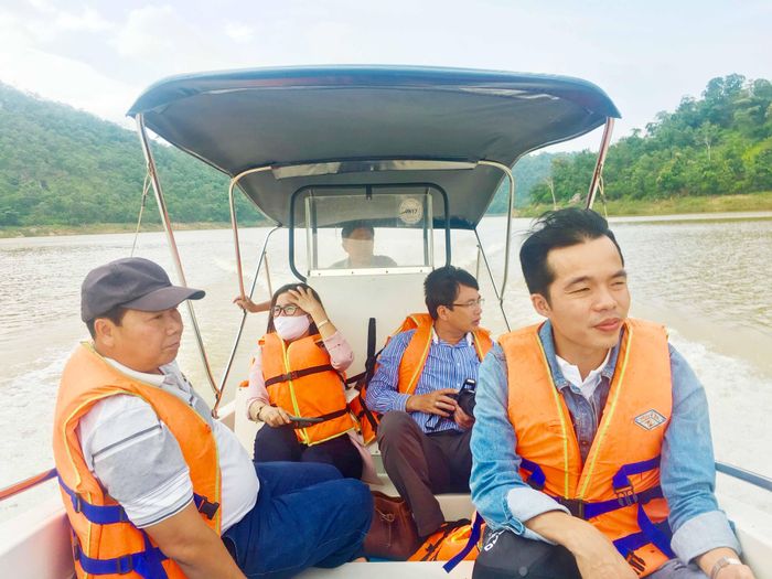 Khi lên ca nô, khách du lịch đều được trang bị áo phao để đảm bảo an toàn. Dịch vụ ca nô đưa du khách thưởng ngoạn phong cảnh ven hồ có giá khoảng 600.000 đồng/chuyến cho 10 người