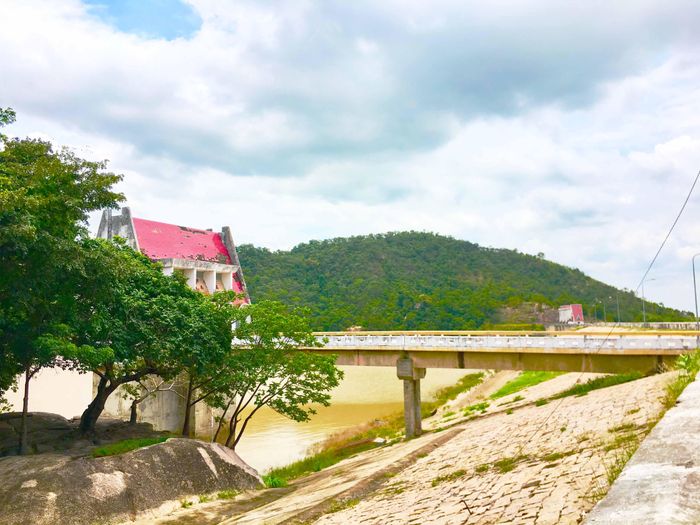 Hồ thủy lợi Ayun Hạ được hình thành khi chặn dòng sông Ayun vào đầu năm 1994. Đập chính và cửa cấp nước của hồ nằm trên địa bàn xã Chư A Thai (huyện Phú Thiện), còn vùng ngập chính của hồ thuộc địa phận xã Hbông (huyện Chư Sê). Giờ đây, hồ Ayun Hạ trở thành một thắng cảnh thu hút khách du lịch của huyện Phú Thiện.
