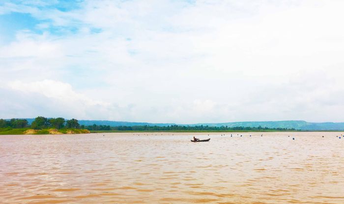 Mặt hồ Ayun Hạ trải rộng mênh mông, phía xa là những dãy núi, vạt rừng xanh ngắt. Thỉnh thoảng, du khách sẽ bắt gặp một chiếc thuyền độc mộc lững lỡ xuôi dòng tạo nét chấm phá thi vị giữa cảnh trời mây, sông nước hiền hòa.