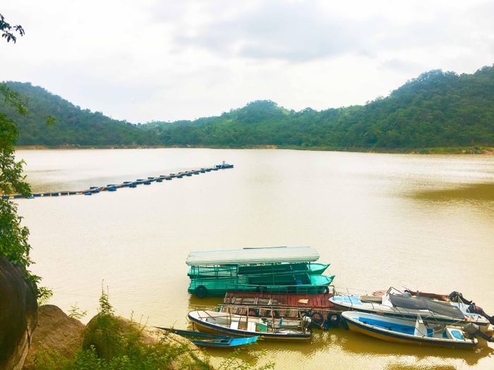 Những chiếc ca nô đậu ngay dưới chân đập chính sẵn sàng đáp ứng nhu cầu du ngoạn lòng hồ của du khách.