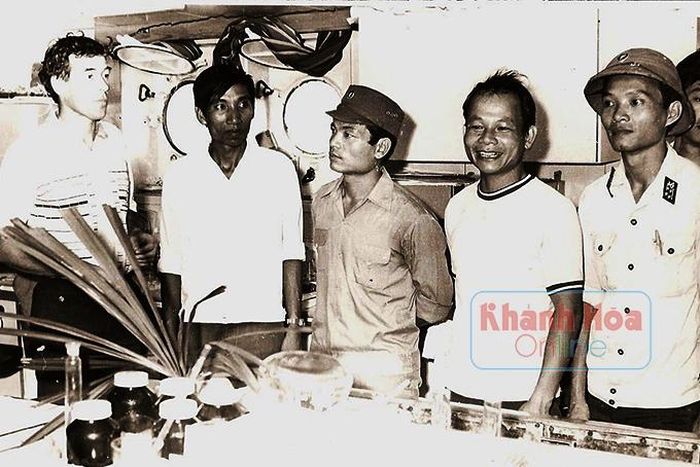  PGS-TS khoa học Nguyễn Tác An, nguyên Viện trưởng Viện Hải dương học (người thứ 2 từ phải qua) trong một chuyến nghiên cứu khoa học. 