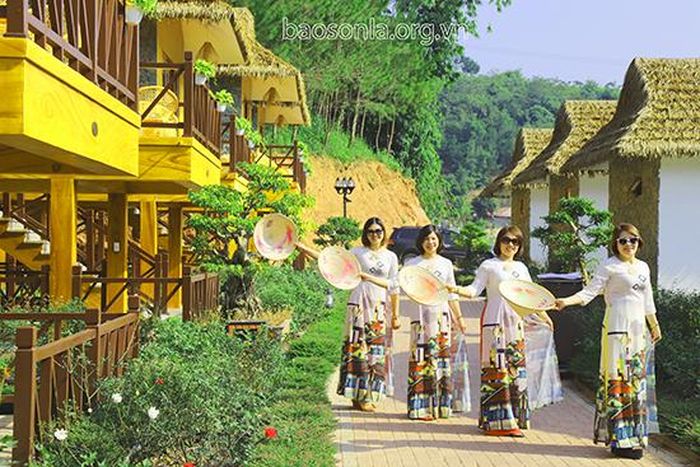 Du khách chụp ảnh tại khu Bungalow.