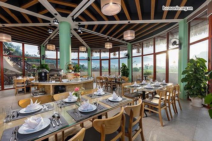 Khu vực nhà hàng được thiết kế sang trọng.