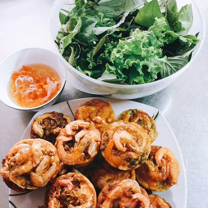 Bánh cống không chỉ là món ăn quen thuộc của người dân xứ Tây Đô mà còn là món ngon đặc sản miền Tây đấy nhé