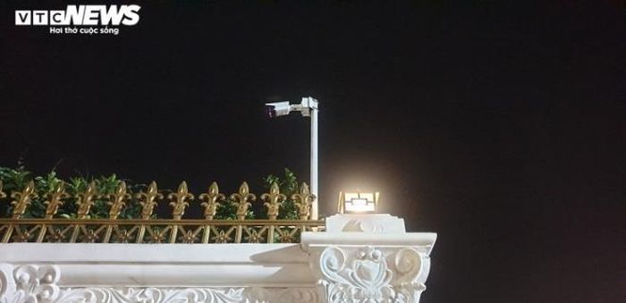 Ngoài hệ thống cổng, tường kiên cố, tòa lâu đài có hệ thống camera an ninh giám sát chặt chẽ.