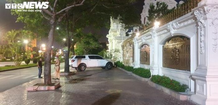 Nguồn tin của PV VTC News cho biết, chiều cùng ngày, công an đã khám xét nơi ở của ông Phát sau khi Cơ quan CSĐT Công an Thành phố tống đạt quyết định khởi tố vụ án, khởi tố bị can đối với vị đại gia này để điều tra hành vi Mua bán trái hóa đơn trái phép.