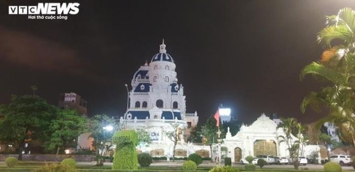 Tòa lâu đài nằm ở góc đường Lê Hồng Phong giao cắt với đường Ngô Gia Tự (quận Hải An, TP Hải Phòng). Từ 19h-22h cùng ngày, đèn trong tòa lâu đài này vẫn sáng, cổng ngoài khóa, lực lượng chức năng vẫn chưa di chuyển khỏi tòa nhà.