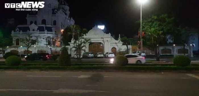 Quá trình khám xét tại đây không gây chú ý nhiều với người dân vì khu vực này không có nhiều người qua lại.