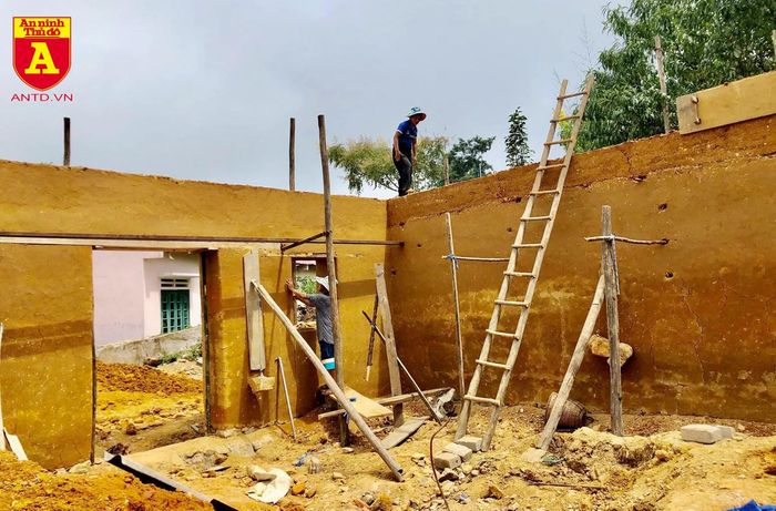 Khi chọn được đất sét ưng ý, người Hà Nhì bắt đầu đào móng, nền nhà được san phẳng với móng được xếp bằng trên những viên đá to. Móng được đặt ngay trên mặt đất bằng, sau đó chọn ván khuôn đặt xuống nẹp lại