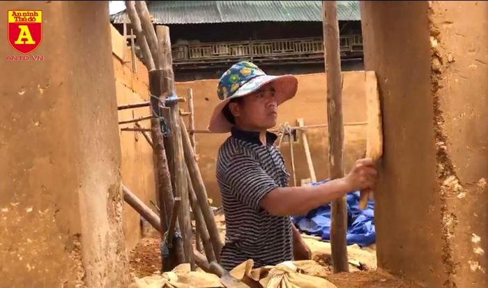 Để tạo độ đẹp cho tường nhà, người ta dùng các thanh gỗ nhỏ đập hai bên mặt tường cho thật nhẵn