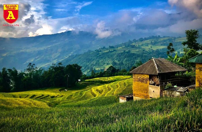 Dù hiện nay, những ngôi nhà trình tường theo nguyên mẫu của người Hà Nhì ở Y Tý không còn nhiều, nhưng sức hấp dẫn của chúng dường như không hề thay đổi