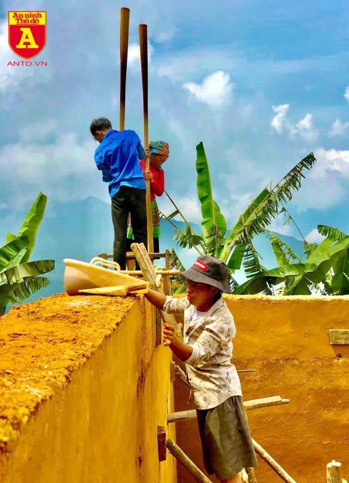 Mỗi bức tường được làm từ 6 đến 8 khuôn chồng lên nhau