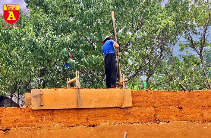 Họ cứ miệt mài làm từng đoạn, từng đoạn