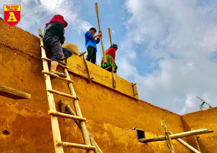 Sau khi đặt khuôn gỗ, đồng bào nơi đây sẽ đổ đất và dùng chày gỗ giã mạnh cho đất kết dính