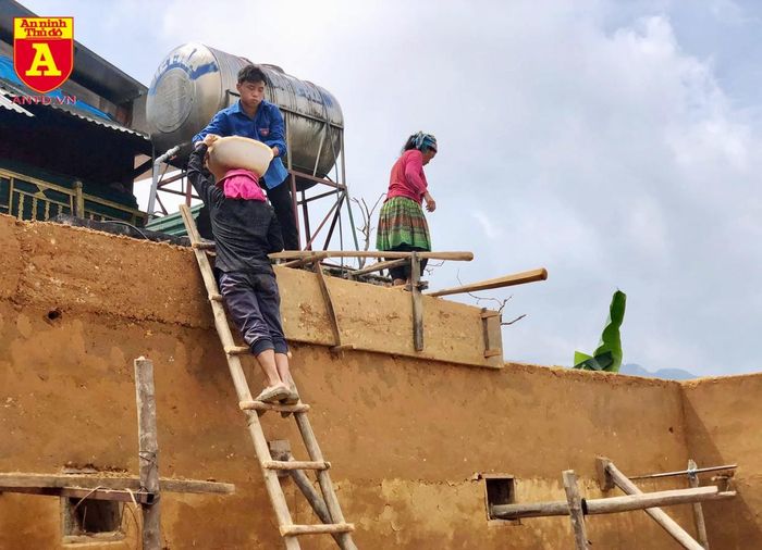 Bức tường dày bằng đất cao dần sau khi tháo những máng gỗ khuôn