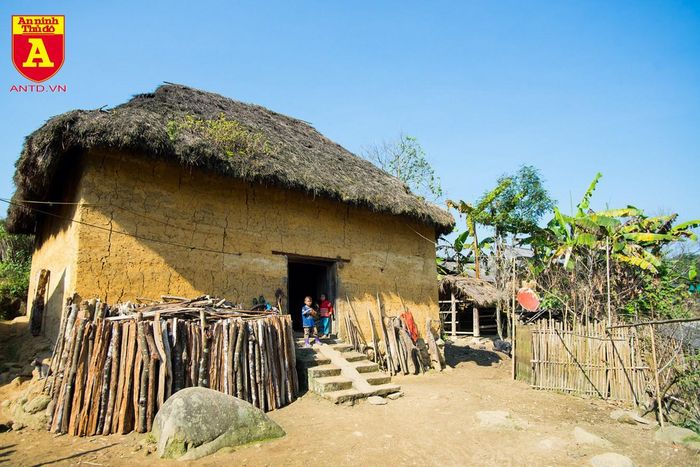 Nhà trình tường nhìn rất đơn giản, nhưng không nhiều người biết được để xây dựng một ngôi nhà trình tường rất tốn sức và thời gian, thậm chí kéo dài đến 4-5 tháng ròng rã