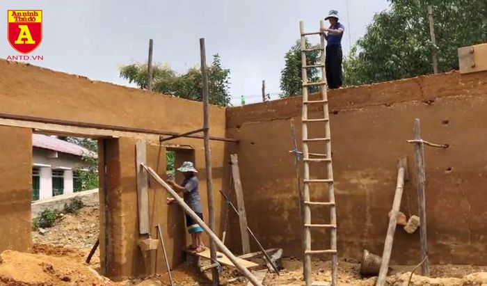 Mỗi ngôi nhà trình tường có 1 cửa ra vào và 1 cửa phụ nhỏ bên cạnh