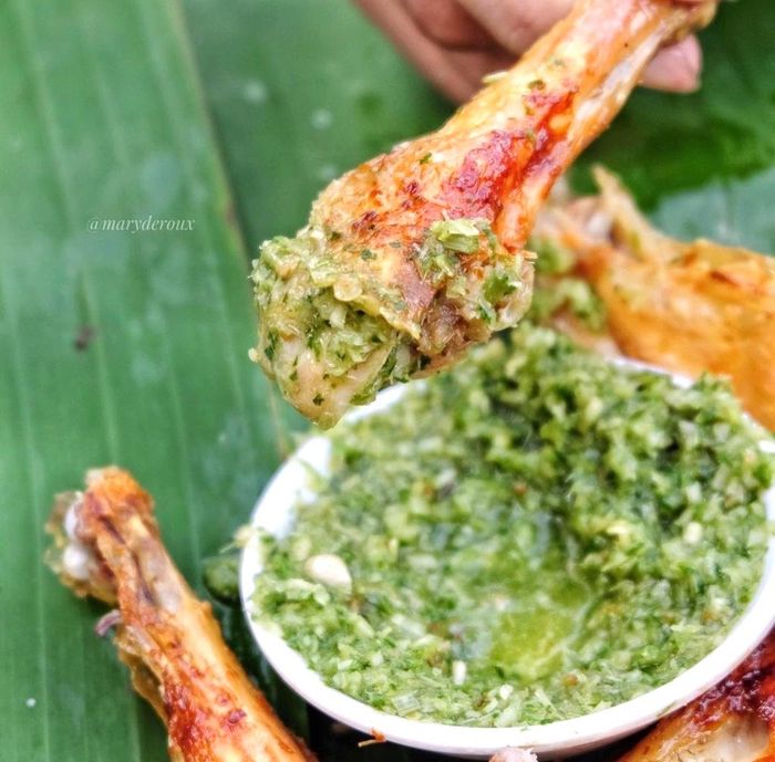 Cơm dẻo thơm và quyện hương của tre nứa, khói củi. Phần thịt được nướng vàng ươm, ngon ngọt nhờ ướp sả, muối và mật ong cũng khiến nhiều người mê mẩn. Thực khách chấm thịt gà với muối sả chanh để cảm nhận vị đậm đà. Ảnh: Maryderoux. 