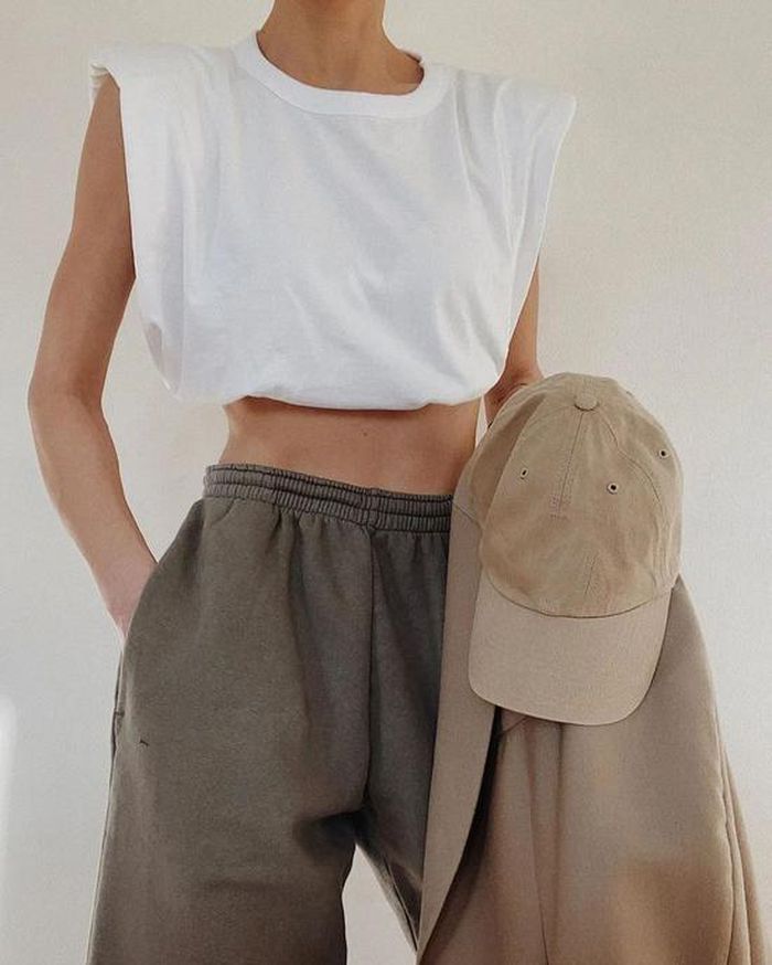 Ngoài ra, phái nữ cũng có thể lựa chọn thêm tank top vào tủ đồ thời trang mùa thu. Nếu muốn sở hữu vẻ ngoài năng động, bạn nên chọn set trang phục cùng màu. Bên cạnh đó, phụ kiện mũ lưỡi trai hay áo khoác blazer cũng không phải ý tưởng tệ cho diện mạo cá tính. Ảnh: Sina.
