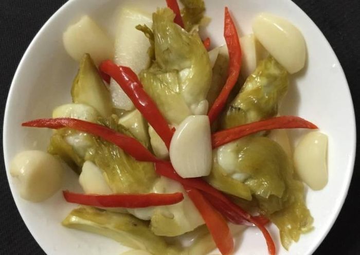 Cho rau mầm đá xếp vào hộp hoặc hũ thủy tinh. Sau đó, bạn cho thêm tỏi, ớt thái lát, hỗn hợp nước giấm đường và chút muối đã đun sôi vào chung. Khi hỗn hợp nước nguội, đổ vào hộp rau mầm đá rồi cho tỏi ớt lên trên bề mặt.