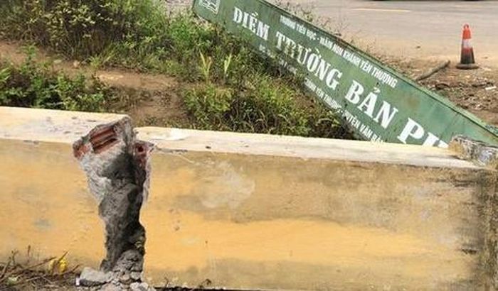 Ghi nhận tại hiện trường của phóng viên, trụ cổng trường bị đổ sập khiến 6 học sinh thương vong được kết cấu bằng gạch và xi măng, không có cốt thép.