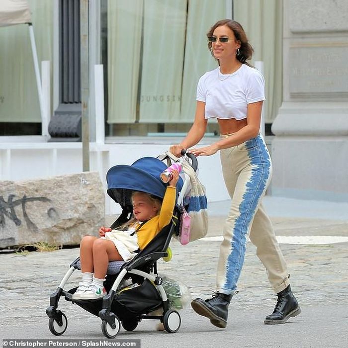  Đưa con đi dạo trên xe đẩy, tâm trạng Irina Shayk khá vui vẻ thoải mái.