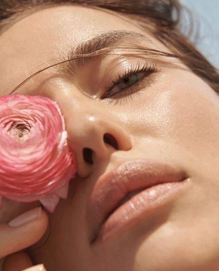 Người đẹp khoe làn da căng mịn không tì vết trên tạp chí Vogue Nga số mới.