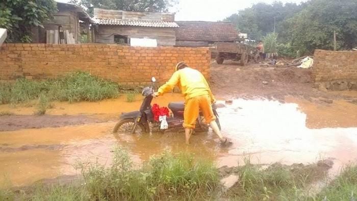 Công nhân Điện lực Gia Nghĩa trong lần đi khắc phục sự cố tại huyện Đắk Glong