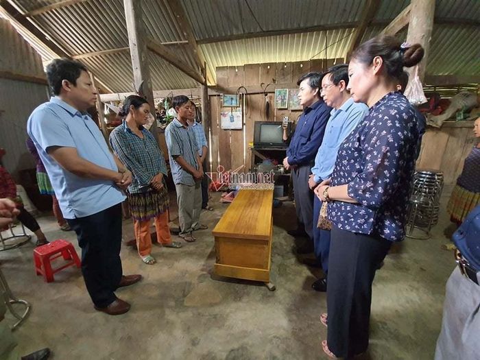 Gia đình bên quan tài cháu Giàng Thị Dông.
