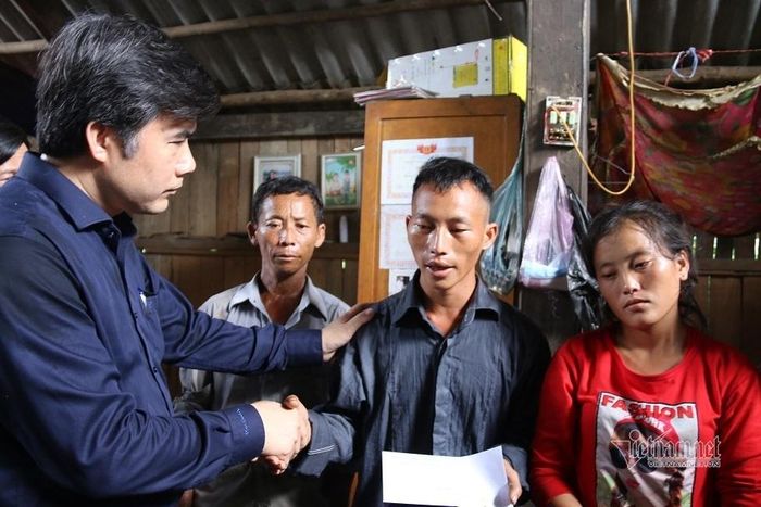 Ông Bùi Văn Linh, Vụ trưởng Vụ Giáo dục chính trị và Công tác học sinh, sinh viên động viên vợ chồng anh 2 vợ chồng anh Vàng Seo Cư, phụ huynh của cháu Vàng Thị Hồng Trang.