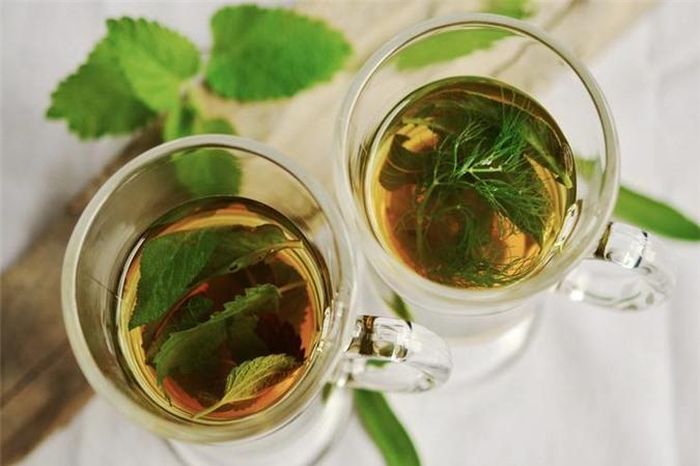 Trà xanh:Trà xanh vốn giàu chất chống oxy hóa, nhưng chứa nhiều nhất polyphenol. Polyphenol có thể bảo vệ collagen - một chất quyết định độ trẻ trung của làn da, đồng thời ngăn các dấu hiệu lão hóa.