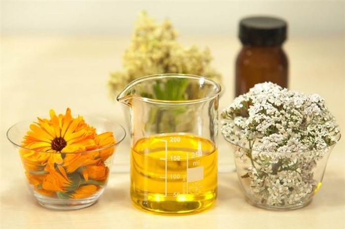 Dầu ô-liu nguyên chất: Dầu ô-liu nguyên chất không chỉ bảo vệ bạn khỏi các bệnh thông thường, giảm nguy cơ ung thư và bệnh tim mạch, mà còn giúp bạn trông trẻ trung hơn nhờ có các hiệu ứng kháng viêm.