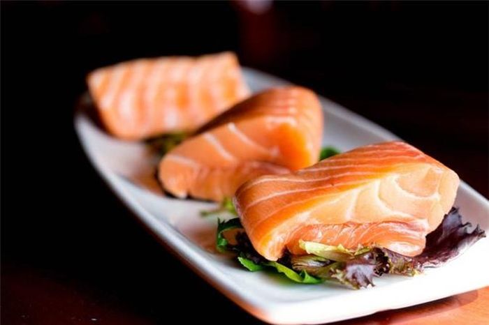 Cá: Một trong những nguyên nhân chủ yếu khiến da lão hóa là do không đủ ẩm. Cá hồi và các loại cá giàu omega-3 khác sẽ cấp ẩm cho làn da, giúp bạn trông trẻ trung hơn.