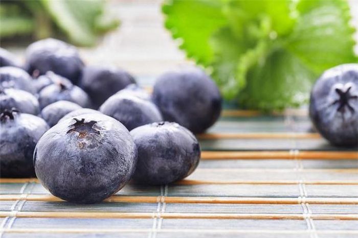 Việt quất: Nếu bạn muốn làn da đều màu và trắng sáng, mềm mịn hơn, hãy ăn nhiều việt quất. Việt quất chứa các chất chống oxy hóa giúp chống lại gốc tự do, đồng thời làm sáng và đều màu da.