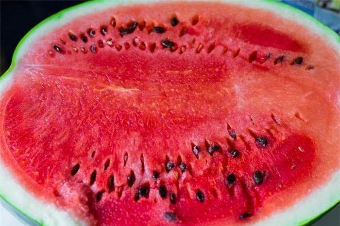 Dưa hấu: Dưa hấu chứa chất chống oxy hóa lycopene, giúp bảo vệ da khỏi các tổn thương do ánh nắng mặt trời. Dù không thể thay thế kem chống nắng, dưa hấu vẫn là một lựa chọn tuyệt vời cho làn da khỏe mạnh và trẻ trung hơn.