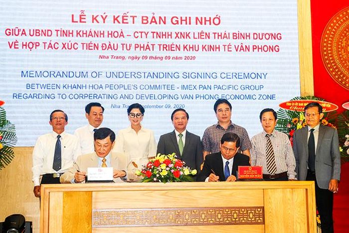 Quang cảnh lễ ký kết.