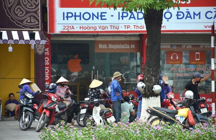 Người lao động tự do tập trung đông trước số nhà 221A, đường Hoàng Văn Thụ (T.P Thái Nguyên), hình thành nên chợ lao động tự phát.