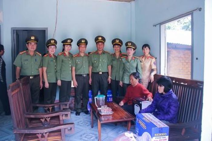 Đoàn công tác đến thăm, trao tặng căn nhà 19/8 cho mẹ con bà Ka Hói, ở thôn Ka Sá có hoàn cảnh rất khó khăn. Ảnh: Nhật Minh