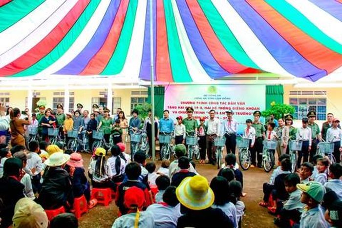 Trao quà cho những gia đình chính sách và tặng xe đạp, cặp, sách vở cho học sinh xã Gia Bắc. Ảnh: Nhật Minh