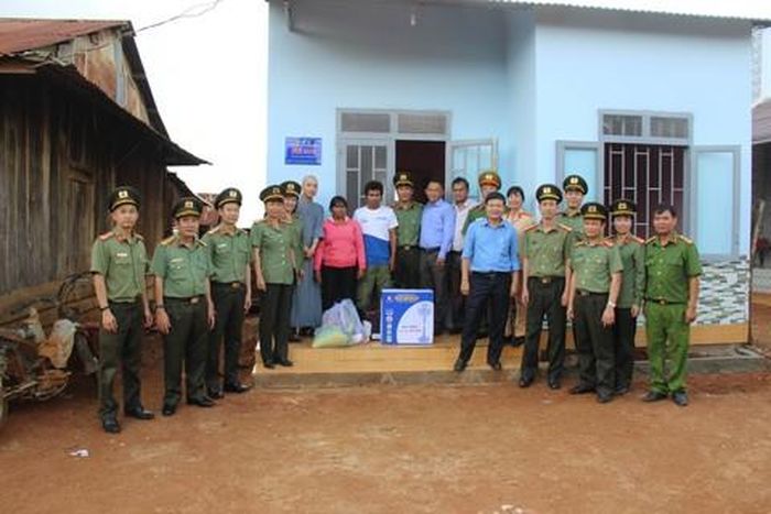 Đoàn công tác trao tặng căn nhà 19/8 cho hộ gia đình anh K'Đơn. Ảnh: Nhật Minh