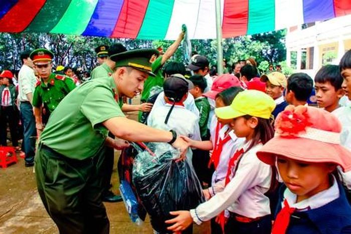 Đoàn thanh niên Công an tỉnh trao quà cặp, vở, sách... cho học sinh Trường Tiểu học - THCS Gia Bắc. Ảnh: Nhật Minh