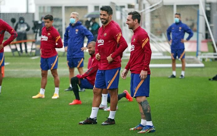 Messi trò chuyện cùng người bạn thân Luis Suarez. Cựu tiền đạo Liverpool được cho là đã hoàn tất điều khoản cá nhân với Juventus, nhưng vẫn ra sân tập luyện cùng các đồng đội. Ảnh: Barcelona.