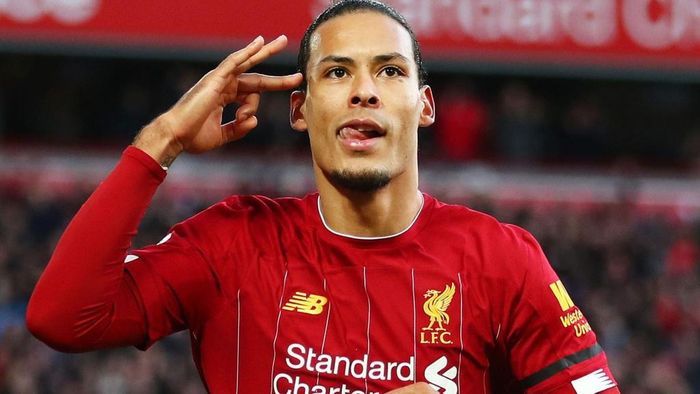  Xuyên suốt mùa giải 2019/20, Virgil van Dijk thể hiện phong độ ổn định và là chốt chặn đáng tin cậy ở hàng thủ Liverpool. Trung vệ người Hà Lan là nhân tố quan trọng giúp Liverpool vô địch nước Anh sau 30 năm chờ đợi. Ảnh: Getty.