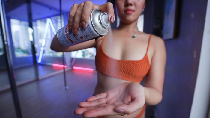  Nhiều người định kiến đây là môn mà người phụ nữ sẽ hở hang, uốn éo trong quán bar. Thực chất, nó là bộ môn múa nghệ thuật với các động tác đẹp mắt, điêu luyện đòi hỏi kỹ thuật cao. 