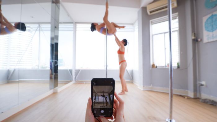  Trên thế giới, múa cột được biết đến từ rất lâu và thu hút nhiều người tập luyện. Nó thậm chí đang được xem xét để trở thành môn thể thao chính thức tại Olympic. Thực tế, về mặt thể thao và nghệ thuật, múa cột không hề thua kém thể dục dụng cụ hoặc ballet. 