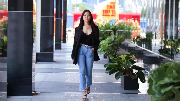  Hàng ngày đi làm với máy tính, con số, về nhà được thả mình trong điệu nhạc và các điệu múa quyến rũ, tôi nghĩ mình đang sống trọn vẹn. Vừa tự chủ tài chính nhờ sự nghiệp riêng, lại có thời gian theo đuổi sở thích, tôi cảm thấy tự tin và hạnh phúc. 