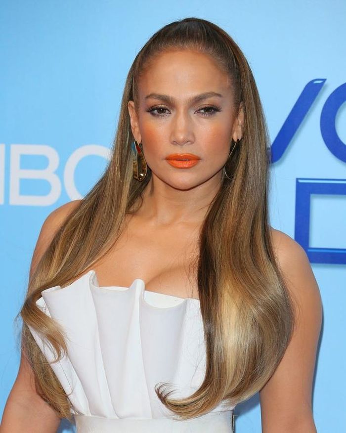 Năm 2018, Jennifer Lopez nhiều lần lọt top những ngôi sao make up đẹp nhất do Harper's Bazaar lựa chọn. Giọng ca On The Floor tạo điểm nhấn bằng việc đánh mắt đậm và tiết chế lớp trang điểm của mình bằng cách sử dụng màu son nude và ngược lại. Ngoài sự nghiệp, ngoại hình, tài sản của Jennifer Lopez cũng khiến khán giả quan tâm. Mới nhất, cô và hôn phu chi 32,5 triệu USD để sở hữu một căn biệt thự hào nhoáng ở thành phố Miami, tiểu bang Florida, Mỹ. Ảnh: Daily Mail.