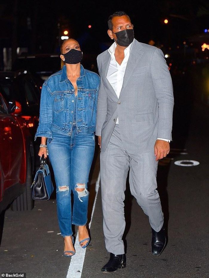  Jennifer Lopez mặc đồ denim, xuất hiện cùng hôn phu Alex Rodriguez tại nhà hàng Carbone ở Manhattan (New York). "Tại sao cô ấy lại mặc trang phục không có chút điểm nhấn nào, không giống với Jennifer hoàn hảo thường thấy", người hâm mộ thắc mắc. Ảnh: Daily Mail.